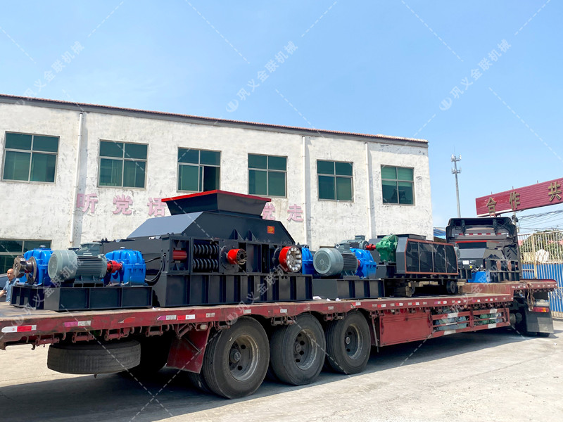 1200*1200雙齒輥破碎機，兩臺900*900軌道移動雙齒輥破碎機發往云南